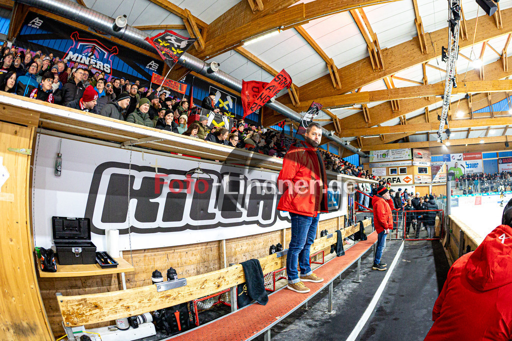 Peißenberg MINERS gegen EHC Königsbrunn LÖWEN | Eishockey Bayernliga 2025/26 Viertelfinale Spiel 2, Peißenberg MINERS gegen EHC Königsbrunn LÖWEN, 20260208,Markus SCHRÖDER (MINERS Co-Trainer hc) aud der Spielerbank mit Fans im Hintergrund,2026-02-08 in Peißenberg (flatbuy Arena Peißenberg), Markus SCHRÖDER (MINERS Co-Trainer hc)Copyright: WolfgangxLindner www.foto-lindner.de