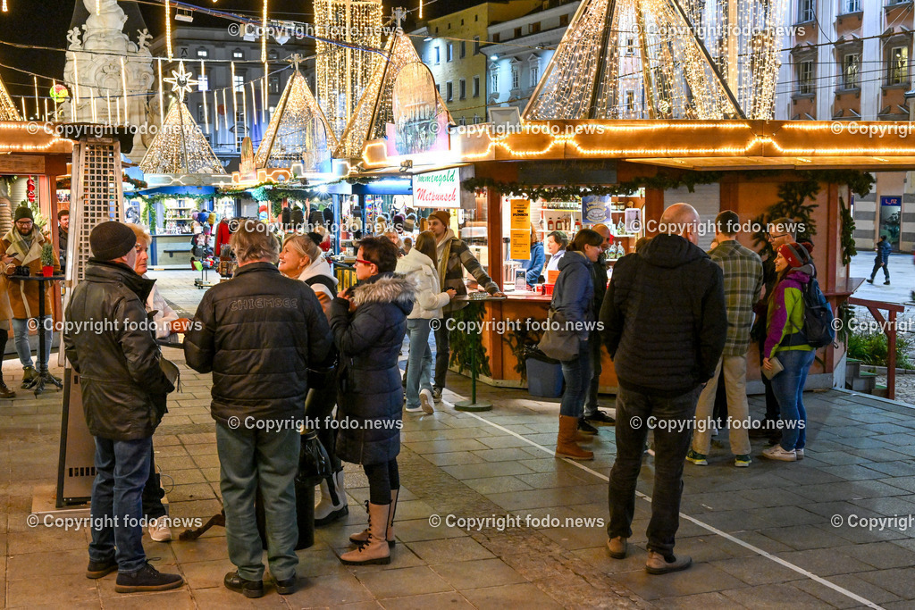 Weihnachtsmarkt_ Linz_ 22.11.2023-8 | 22.11.2023, Linz, AUT, Christkindlmarkt, Hauptplatz Linz, Weihnachtsdekoration, im Bild Christkindlmarkt, Weihnachtsmarkt, Hauptplatz Linz, Huetten, Standln, Besucher, Tradition, Brauchtum, Beleuchtung