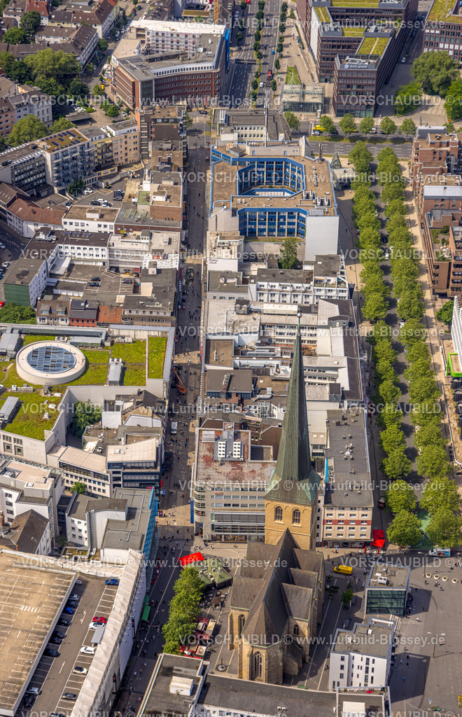 Dortmund240507183 | Luftbild, Einkaufsstraße Fußgängerzone Geschäftshäuser entlang Westenhellweg und Kampstraße mit Baumallee, Petrikirche, Blick zum Westentor Königswall, City, Dortmund, Ruhrgebiet, Nordrhein-Westfalen, Deutschland