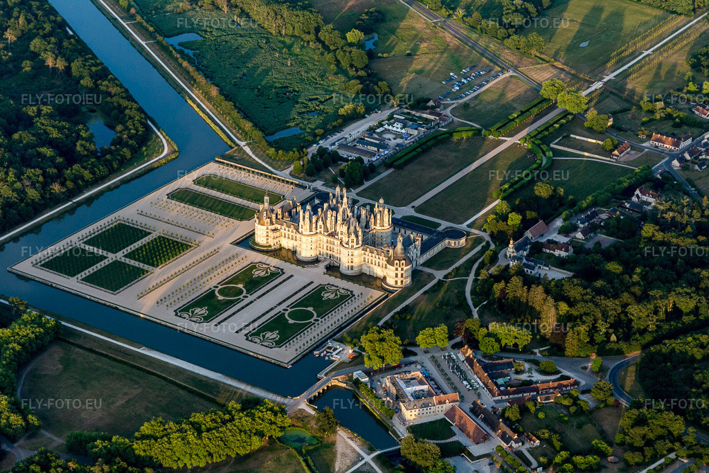 Vue aérienne: Château de Chambord avec parc et canal Cosson à Chambord dans le département Loir et Cher, France. Photo: IMG_101054.jpg prise le 23/06/2017 par Werner Riehm/FLY-FOTO.euRésolution de l'original: 5472 x 3648 px