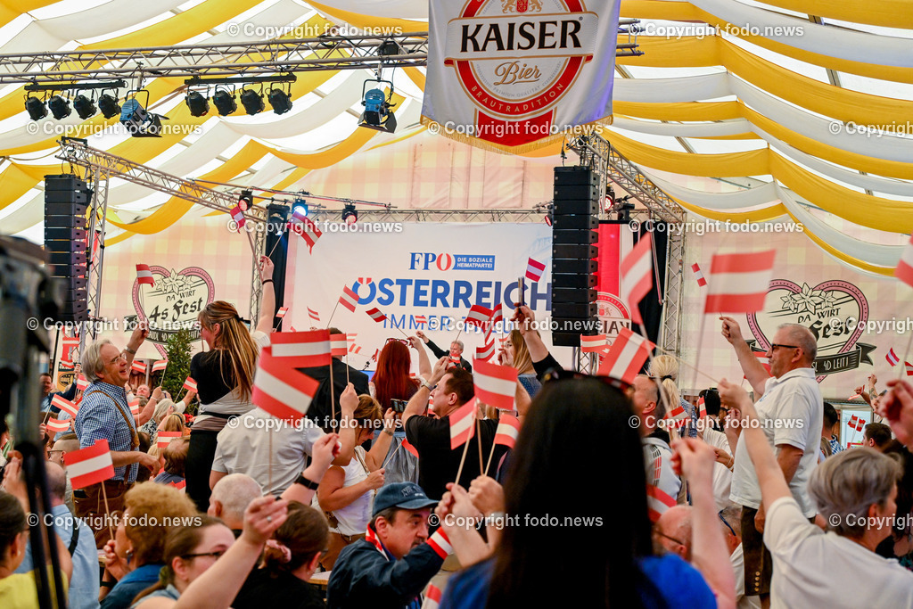 Urfahraner Jahrmarkt_ 1.Mai Kundgebung FPOE_ 01.05.2025-59 | 01.05.2025, Urfahraner Jahrmarkt, AUT, 1.Mai Kundgebung FPOE, im Bild Besucher im Bierzelt der 1.Mai Kundgebung FPOE