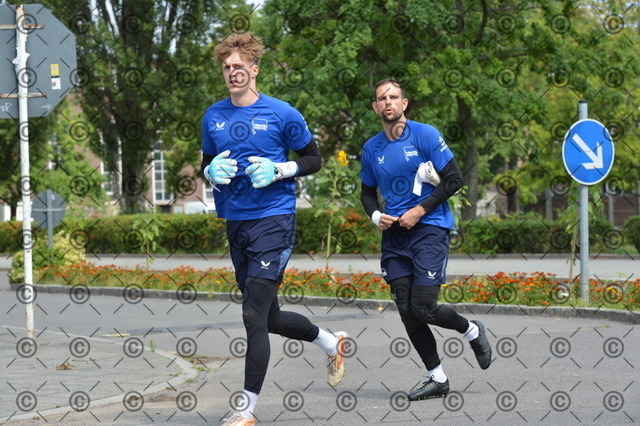 RGE_9820 | Hertha BSC, 2.Bundesliga, Herren, Fußball, Training auf dem Schenckendorffplatz, Montag 03.08. 2026, Saison 2026/27,  im Bild von li. Tim Goller ( Torwart, Hertha BSC ), Marius Gersbeck ( Torwart, Hertha BSC ),  Fotograf: Ralf Gebhardt - Realisiert mit Pictrs.com