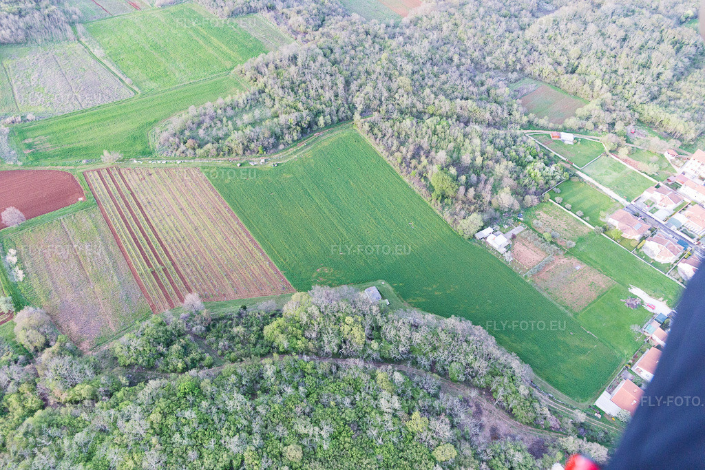 Vue aérienne: Vue de la ville à Vrvari dans le département Gespanschaft Istrien, Croatie. Photo: IMG_106382.jpg prise le 14/04/2018 par Werner Riehm/FLY-FOTO.eu – Résolution de l'original: 5472 x 3648 px