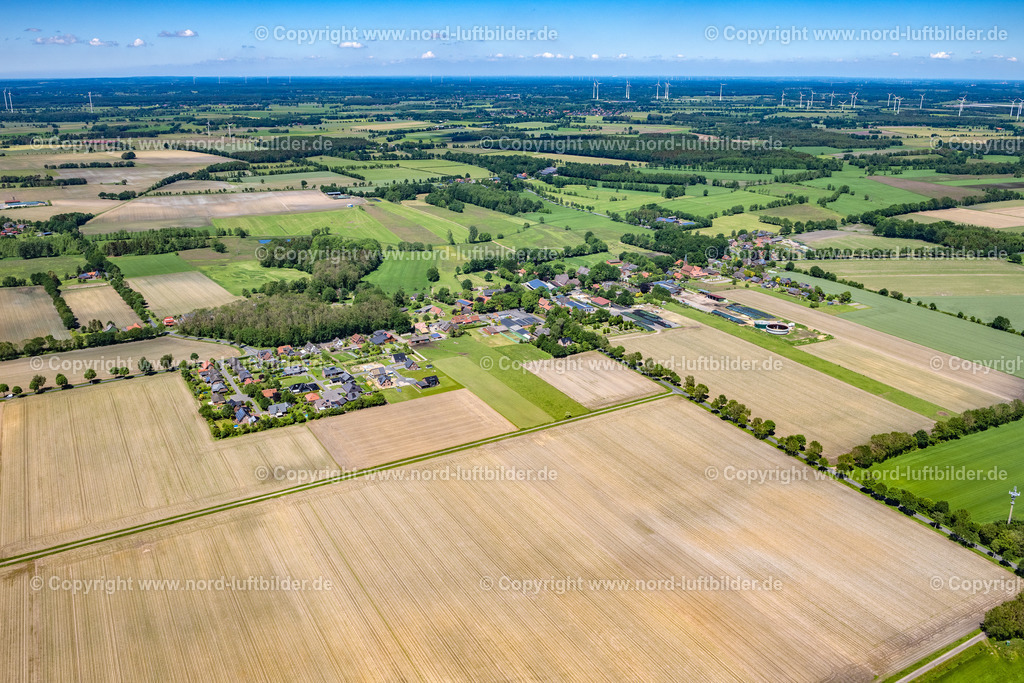 Farven_ELS_6957030622 | FARVEN 03.06.2022 Ortsansicht der Straßen und Häuser der Wohngebiete in Farven im Bundesland Niedersachsen, Deutschland. // Town View of the streets and houses of the residential areas in Farven in the state Lower Saxony, Germany. Foto: Martin Elsen
