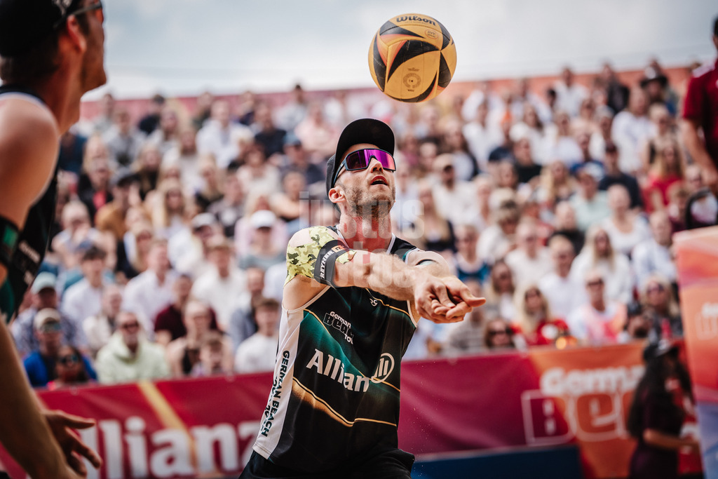 Beachvolleyball | Männer | Allianz German Beach Tour 2025 | Tourstop Düsseldorf | 18.05.2025 | Clemens Wickler spielt den Ball