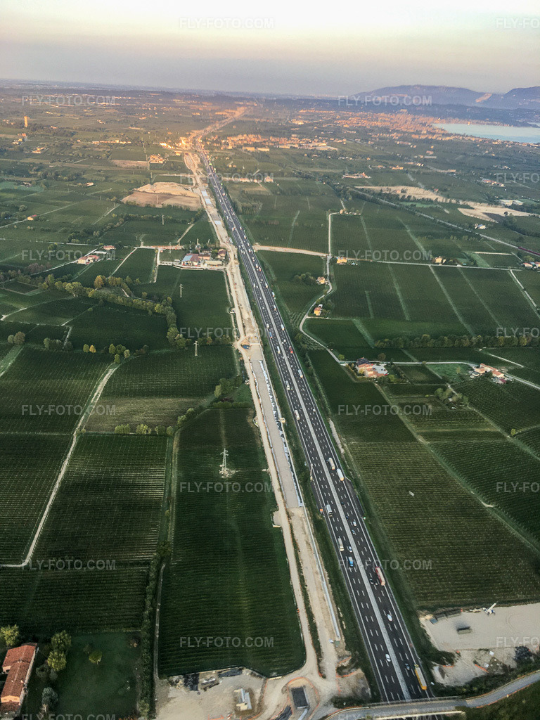 Pozzolengo in the state Brescia, Italy. – Photo: IMG-135000.jpg taken on 09/23/2022 by Werner Riehm/FLY-FOTO.com – Resolution of the original: 3024 x 4032 px