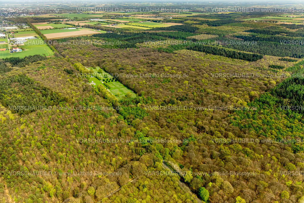 Kleve240402560KleverReichswaldForestWarCemetery | Luftbild, Reichswald Forest War Cemetery, britischer Militärfriedhof Ehrenfriedhof und Kriegsgräberfriedhof, Mischwald Waldgebiet, Materborn, Kleve, Niederrhein, Nordrhein-Westfalen, Deutschland