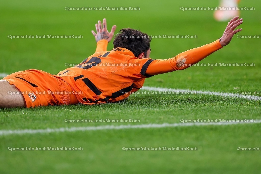 UCL22012501029 | 22.01.2025, Fußball, UEFA Champions League, Schachtar Donezk - Stade Brestois 29, Arena AufSchalke Gelsenkirchen, 7. Spieltag Saison 2024 2025: Irakli Azarovi (Schachtar Donezk #16)liegt gestikulierend auf dem Spielfeld Elfmeter