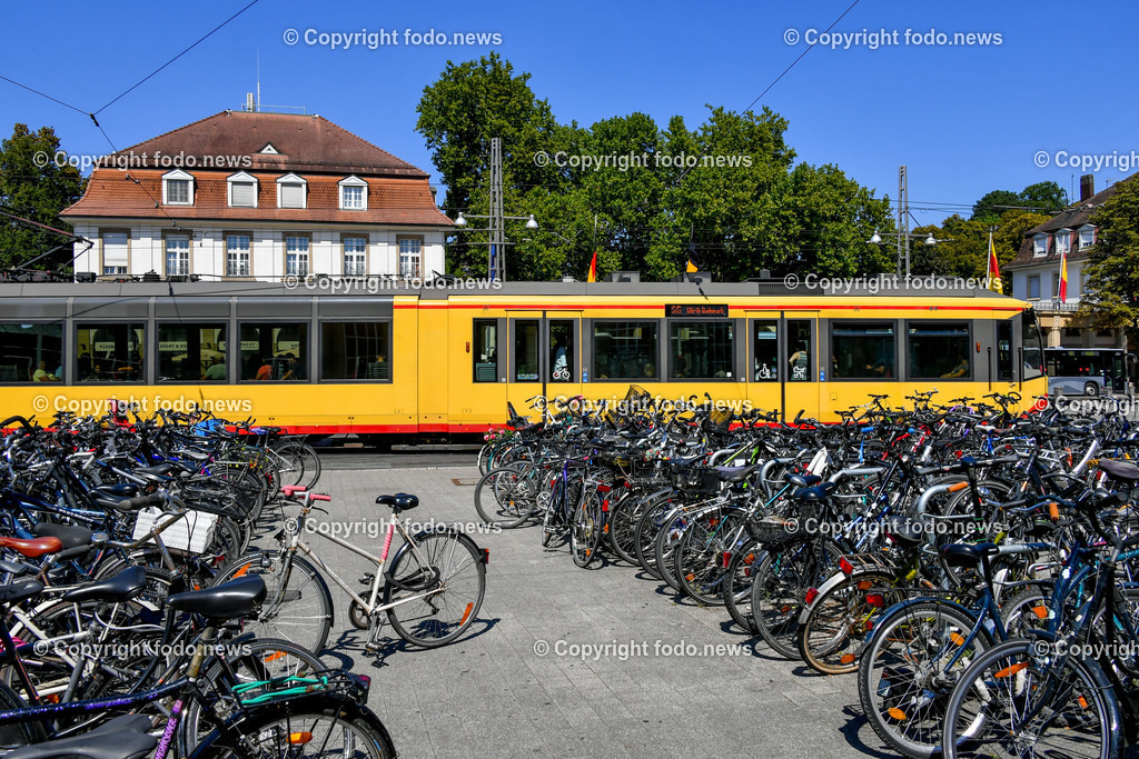 Deutschland_ Baden-Wuerttemberg_ Karlsruhe_ 21.08.2025-28 | 21.08.2025, Deutschland, GER, Baden-Wuerttemberg, Karlsruhe im Bild Themenbild, Karlsruhe, Bahnhofsvorplatz, Fahrraeder, Fahrradstaender, Fahrradparken, Fahrradstation, Radverkehr, Mobilitaetsdrehscheibe, umweltfreundlich, Pendler, Nahverkehr, Multimodalitaet, Verkehrsanbindung, Fahrradnutzung, nachhaltige Mobilitaet, Innenstadt, Fahrradservice, oeffentlicher Raum, Bahnhof, urbane Mobilitaet, Feature, Symbolbild