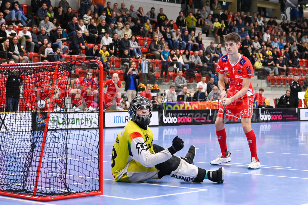 HC Rychenberg vs Floorball Köniz - 18. Dezember 2022 | HC Rychenberg vs Floorball Köniz
AXA Arena, Winterthur
Raul Willfratt (#51 Floorball Köniz) verwandelt seinen Penalty gegen Luca Locher (#38 HC Rychenberg).
Bild: Sportfotografie Markus Aeschimann | www.markus-aeschimann.ch - Realisiert mit Pictrs.com