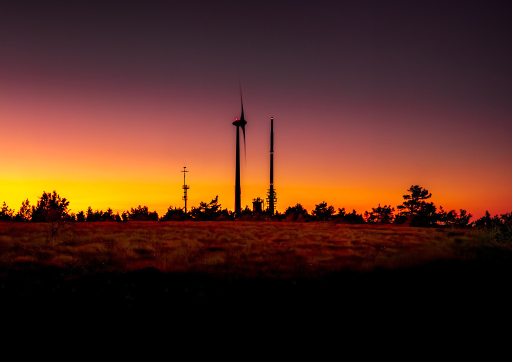 MPI_Sehenswürdigkeiten_0017 | Farbenfrohes Abendrot über der Hornisgrinde mit Fernsehturm und Windrad - Realized with Pictrs.com