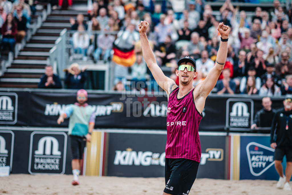 Beachvolleyball | Männer | Queen and King of the Court | Hamburg | 02.06.2024 | Lukas Pfretzschner jubelt und reißt die Arme in die Luft