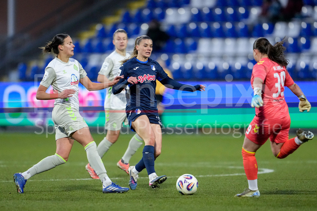 Fussball, Google Pixel Frauen-Bundesliga, TSG 1899 Hoffenheim - SV Werder Bremen | v.li.: Hanna Nemeth (Werder, 23), Selina Cerci (TSG, 29), Mariella El Sherif (Torhüterin, Torwart, Werder, 39), Zweikampf, Spielszene, Duell, duel, tackle, tackling, Dynamik, Action, Aktion, 01.02.2026, Sinsheim (Hoffenheim)  (Deutschland), Fussball, Google Pixel Frauen-Bundesliga, TSG 1899 Hoffenheim - SV Werder Bremen, DFB/DFL REGULATIONS PROHIBIT ANY USE OF PHOTOGRAPHS AS IMAGE SEQUENCES AND/OR QUASI-VIDEO., DIE DFB-RICHTLINIEN UNTERSAGEN JEGLICHE NUTZUNG VON FOTOS ALS SEQUENZBILDER UND/ODER VIDEOÄHNLICHE FOTOSTRECKEN. DFB REGULATIONS PROHIBIT ANY USE OF PHOTOGRAPHS AS IMAGE SEQUENCES AND/OR QUASI-VIDEO.