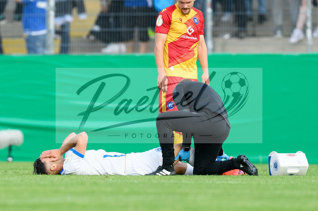 LOTKSC20210809_027 | Fussball, Herren: Cinar Sansar (Sportfreunde Lotte) verletzt, wird behandelt beim Spiel der 1. Runde im DFB-Pokal zwischen SF Lotte und Karlsruher SC im Stadion am Lotter Kreuz am 09.08.2021 in Lotte, Deutschland.DFB / DFL REGULATIONS PROHIBIT ANY USE OF PHOTOGRAPHS AS IMAGE SEQUENCES AND/OR QUASI-VIDEO. - Realisiert mit Pictrs.com