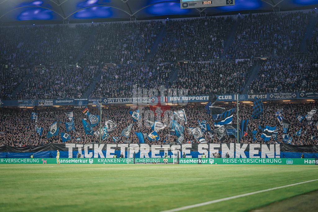 Fußball | Männer | Saison 2024/2025 | 2. Fußball-Bundesliga | 25. Spieltag | Hamburger SV vs. Fortuna Düsseldorf | 08.03.2025 | Die Fans des HSV fordern mit einem Transparent Ticketpreise Senken!