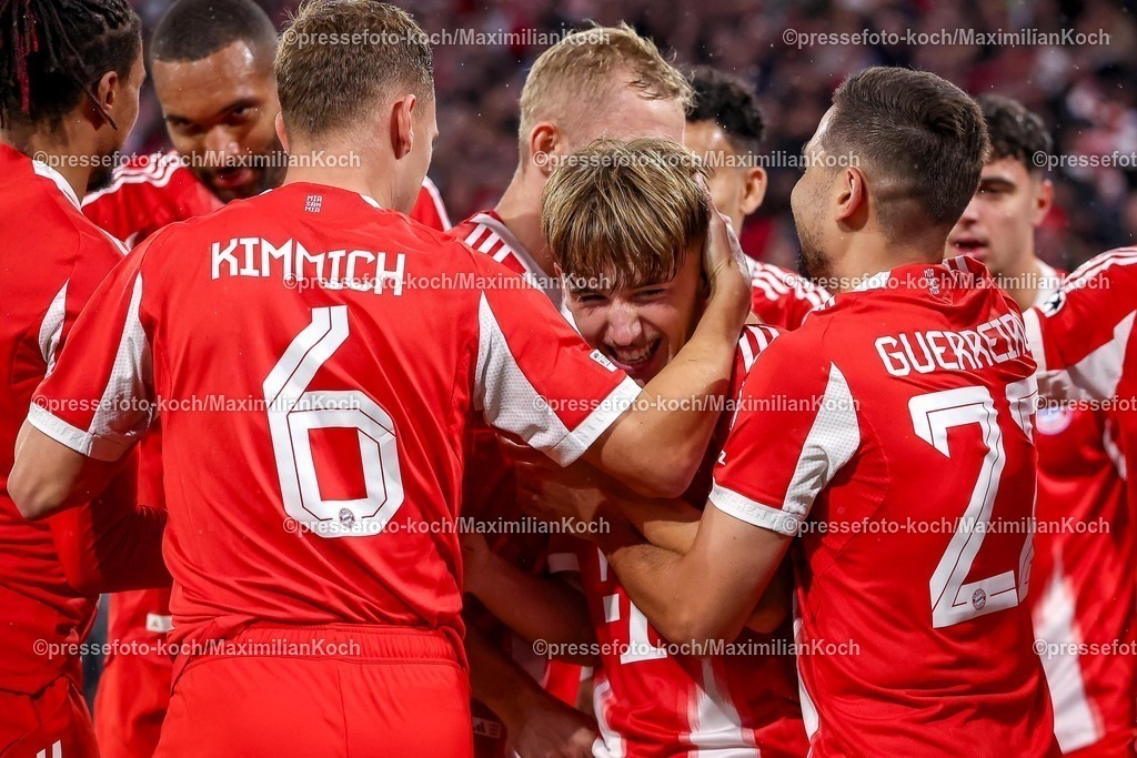 UCL22102501159 | 22.10.2025, Fußball, UEFA Champions League, FC Bayern München - Club Brügge, Allianz Arena, Saison 2025 2026: Torjubel nach dem Tor zum 1:0 durch Torschütze Lennart Karl&nbsp;(FC Bayern Muenchen #42)  Regulations prohibit any use of photographs as image sequences and or quasi-video.