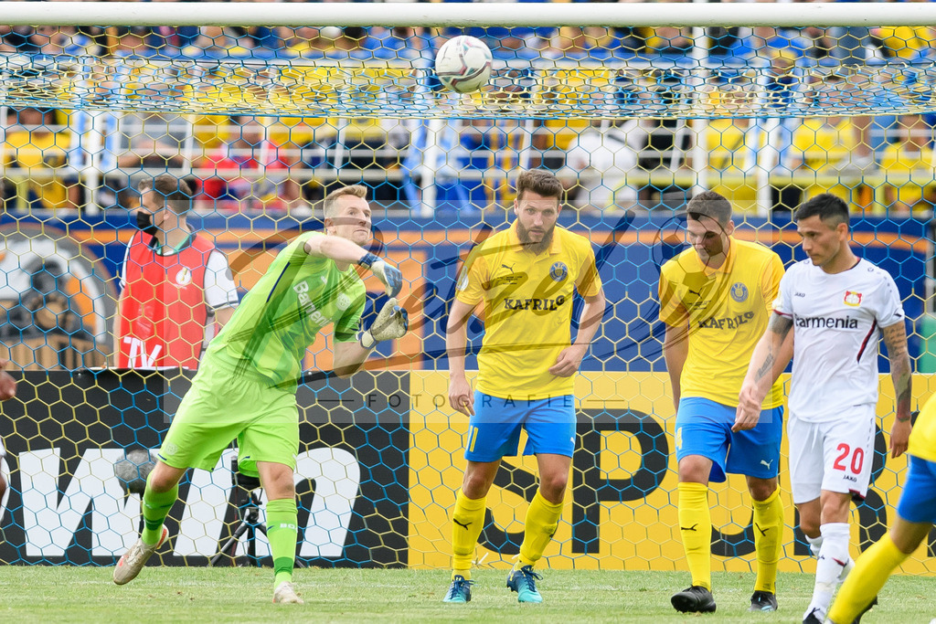 LLELEV20210807_184 | Fussball, Herren: Torwart Lukas Hradecky (Bayer 04 Leverkusen) in Aktion, am Ball, Einzelaktion beim Spiel der 1. Runde im DFB-Pokal zwischen 1. FC Lokomotive Leipzig und Bayer 04 Leverkusen im Bruno-Plache-Stadion am 07.08.2021 in Leipzig, Deutschland.DFB / DFL REGULATIONS PROHIBIT ANY USE OF PHOTOGRAPHS AS IMAGE SEQUENCES AND/OR QUASI-VIDEO. - Realisiert mit Pictrs.com