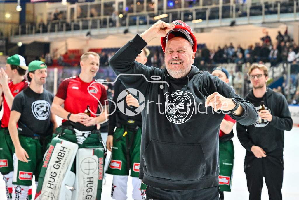 Iserlohn Roosters - Augsburger Panther | Die Spieler der Panther feiern zusammen mit den Fans den Klassenerhalt in Iserlohn / Freude / Happy / Abstieg / Absteiger / DEL: Iserlohn Roosters - Augsburger Panther, Eissporthalle Iserlohn am 07.03.2025 / Betreuer VOLKER REINHARDT