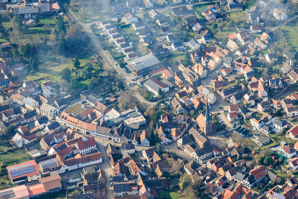 Luftbild: Weinstraße mit Simultankirche St. Quintinus in Siebeldingen im Bundesland Rheinland-Pfalz in Deutschland. – Foto: IMG_153243.jpg vom 25.02.2026 durch Werner Riehm/FLY-FOTO.de – Auflösung des Originals: 5561 x 3707 px – SIEBELDINGEN.DE
