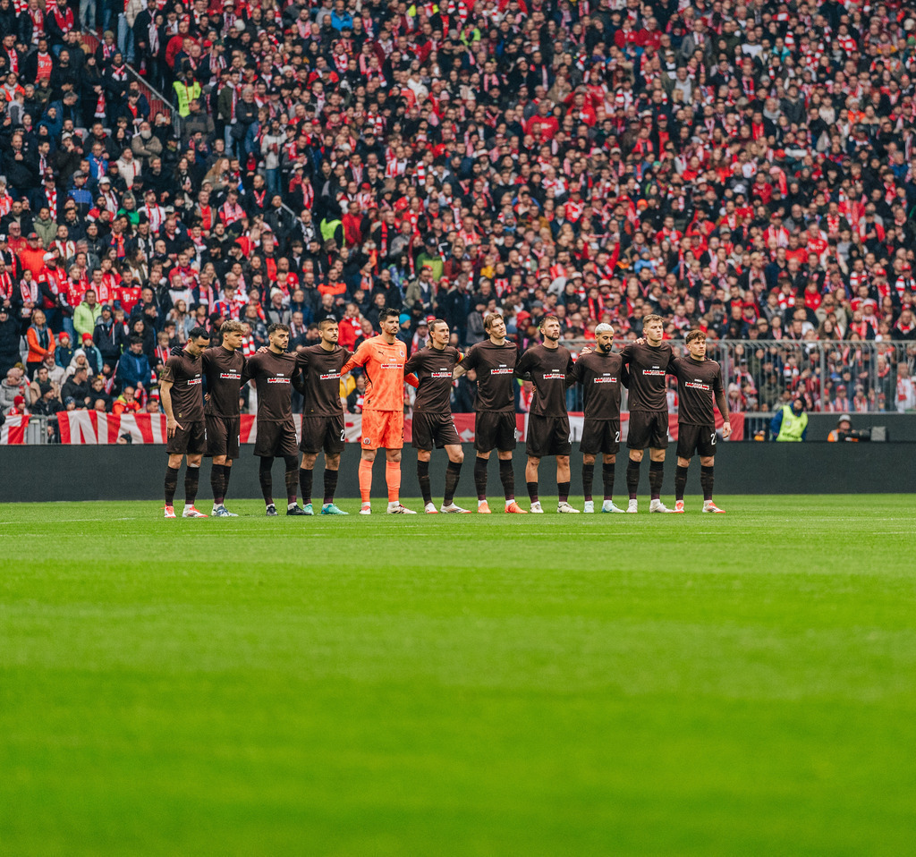 FCS06528 | Der offizielle Shop für FC St. Pauli Fotos. Wähle aus Spielszenen & Fanmomenten dein FCSP Wunschformat. Wir liefern Millerntor-Atmosphäre.