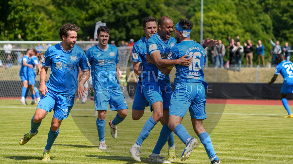 Fußball, Herren, Saison 2024/2025, Finaltag der Amateure 2025, Landespokal Brandenburg, Finale, VfB 1921 Krieschow vs. RSV Eintracht 1949, Samstag 24.05.2025, Volksparkstadion Neuruppin, | Fußball, Herren, Saison 2024/2025, Finaltag der Amateure 2025, Landespokal Brandenburg, Finale, VfB 1921 Krieschow vs. RSV Eintracht 1949, Samstag 24.05.2025, Volksparkstadion Neuruppin, Im Bild: Ernes Matjaz und der RSV Eintracht 1949 jubeln über den Führungstreffer zum 1:0. - Realisiert mit Pictrs.com
