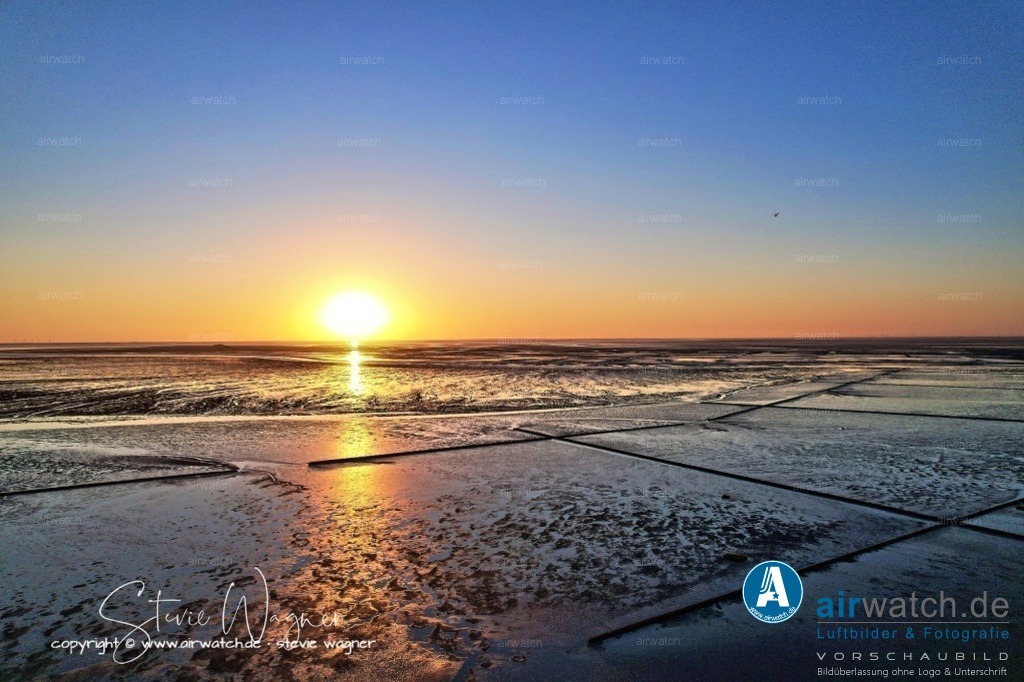 Nordsee, Nordfriesland, Beltringharderkoog, Luettmoorsee, Holmer Siel, Landgewinnung | Landgewinnung & Küstenschutz in Nordfriesland - Das Ziel der Landgewinnung in Nordfriesland ist es, neue Lebensräume für die Wattenmeer-Ökologie zu schaffen und den Küstenschutz zu unterstützen. Durch die Lahnungsfelder kann das Meer auch wieder Land entwenden, das es in der Vergangenheit genommen hat. Dieser Prozess ist jedoch langsam und naturnah und wird von der menschlichen Tätigkeit unterstützt, aber nicht beeinflusst.