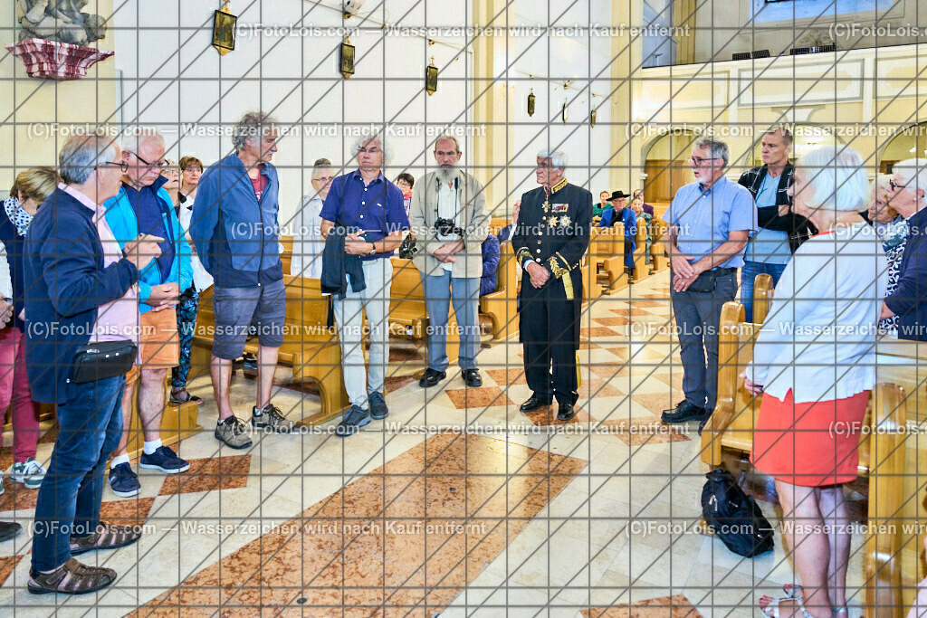 ALP3814_Jeanne de Ferrette_Kranzniederlegung_Grabplatte_Hildebrand | (C)FotoLois.com, Alois Spandl, 700stes Hochzeitsjubiläum - Albrecht II. mit Johanna von Pfirt in Thann (FR) im März 2024. Empfang des Organistionskommitees aus der Region Ferrette (Pfirt)/Thann aus dem Elsass mit Empfang durch die Stadtgemeinde und Bezirkshauptmannschaft Scheibbs im Schloss Scheibbs und anschließender Kranzniederlegung in der Kartausenkirche über der Krypta des Gründerehepaares durch Mitglieder des Templer Ordens im Beisein von Mitgliedern der Goldhaubengruppen, Fr 22. September 2023.