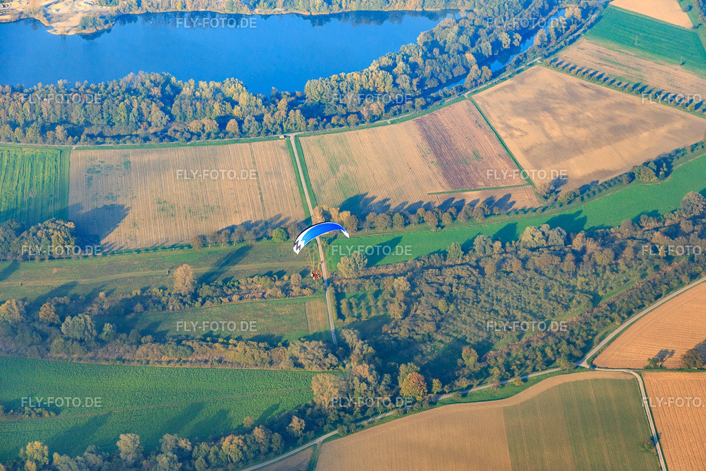 Paraglider über den Rheinauen am Altrhein | Luftbild: Paraglider über den Rheinauen am Altrhein im Ortsteil Eggenstein in Eggenstein-Leopoldshafen im Bundesland Baden-Württemberg in Deutschland. Foto: IMG_075487.jpg vom 26.10.2014 durch Werner Riehm/FLY-FOTO.de - Realisiert mit Pictrs.com
