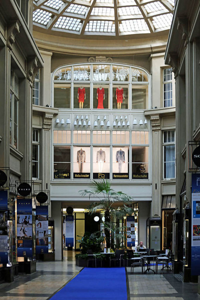 Foto: Leipzig - Porzellanglockenspiel - Rotunte der Mädler Passage | Das Team hinter BILDLEXIKON LEIPZIG bündelt historische wie aktuelle Informationen über die Stadt Leipzig in Text und Bild auf einer Plattform und stellt diese der interessierten Öffentlichkeit zur Verfügung.