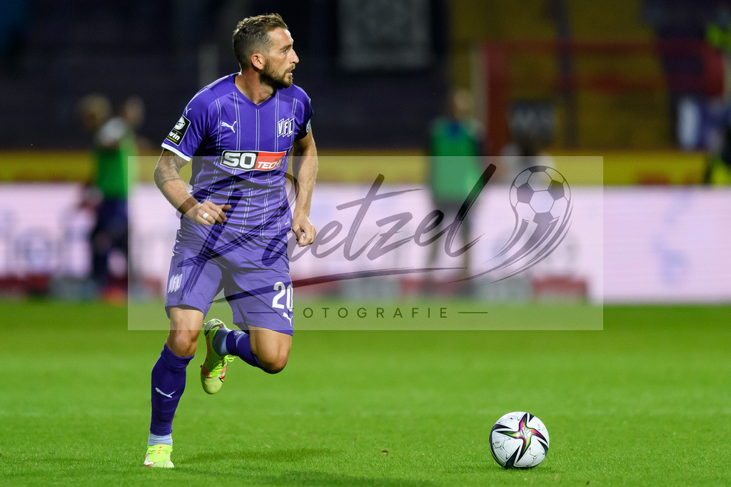 OSNVKO2021090620210906_150 | Fussball, Herren: Marc Heider (VfL Osnabrueck) in Aktion, am Ball, Einzelaktion beim Spiel der 3. Liga zwischen VfL Osnabrueck und FC Viktoria Koeln im Stadion an der Bremer Bruecke am 06.09.2021 in Osnabrueck, Deutschland.DFB / DFL REGULATIONS PROHIBIT ANY USE OF PHOTOGRAPHS AS IMAGE SEQUENCES AND/OR QUASI-VIDEO. - Realisiert mit Pictrs.com