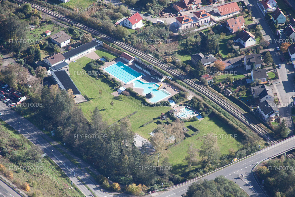 Schwimmbad | Luftbild: Schwimmbad in Annweiler am Trifels im Bundesland Rheinland-Pfalz in Deutschland. Foto: IMG_34754.jpg vom 26.10.2010 durch Werner Riehm/FLY-FOTO.de - Realisiert mit Pictrs.com