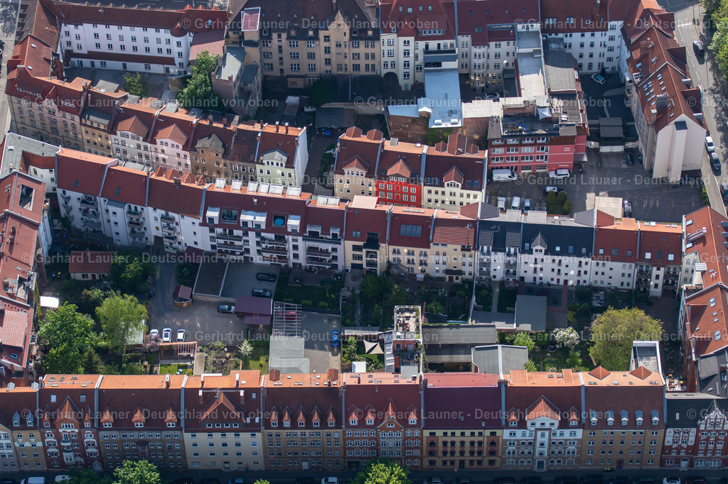4025918 | ERFURT 06.05.2020 Wohngebiet einer Mehrfamilienhaussiedlung mit Blick auf das Hotelgebäude der "Pension Neuerbe" am Neuerbe im Ortsteil Altstadt in Erfurt im Bundesland Thüringen, Deutschland. Weiterführende Informationen bei: Pension Neuerbe. // Residential area of a multi-family house settlement on Neuerbe in the district Altstadt in Erfurt in the state Thuringia, Germany. Further information at: Pension Neuerbe. Foto: Gerhard Launer