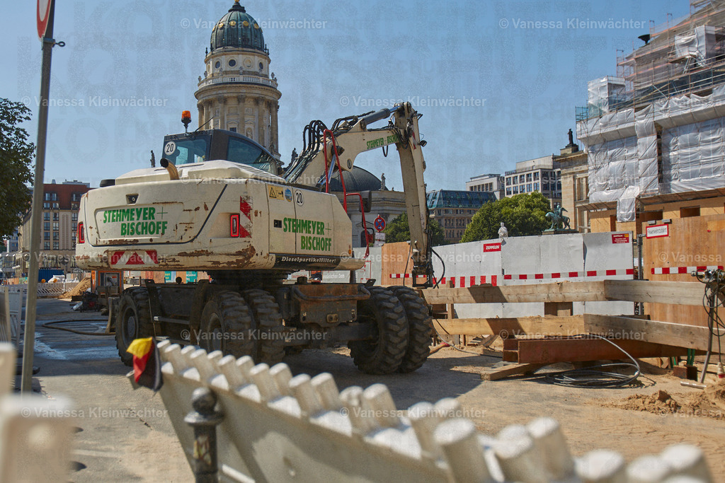 270801_BaustelleGendarmenmarkt_00003 | Vanessa Kleinwächter - Realisiert mit Pictrs.com