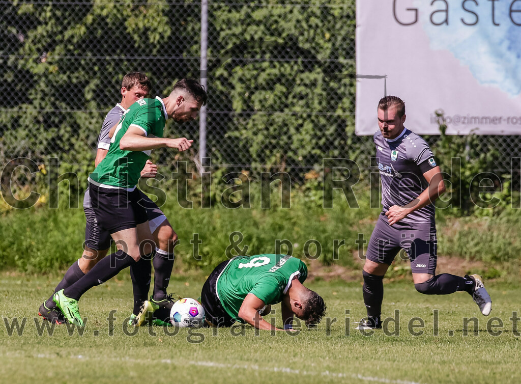 2023-08-20_082_SV_Hohenlinden_gegen_SV_Buch | Hohenlinden, Deutschland, 20.08.2023:
Fußball, A-Klasse 2023 / 2024, 1. Spieltag, SV Hohenlinden gegen SV Bruck, Endergebnis: 5:1

Antonios Bellos (SV Bruck, #10), Maximilian Beck (SV Bruck, #9), Maximilian Baum (SV Hohenlinden, #16)

Foto: Christian Riedel / fotografie-riedel.net