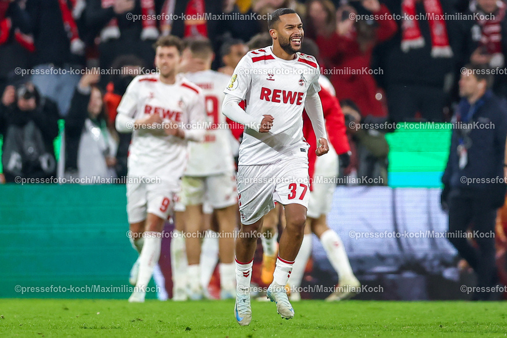 1FC04122402156 | 04.12.2024, Fußball, 1. FC Köln - Hertha BSC, Achtelfinale DFB-Pokal, RheinEnergieSTADION, Saison 2024 2025: Torjubel nach dem 2:1 durch Dejan Ljubicic (1.FC Köln #7). Die Mannschaft feiert mit den Fans das Tor. Im Bild Linton Maina (1.FC Köln #37) jubelndDFB regulations prohibit any use of photographs as image sequences and or quasi-video.