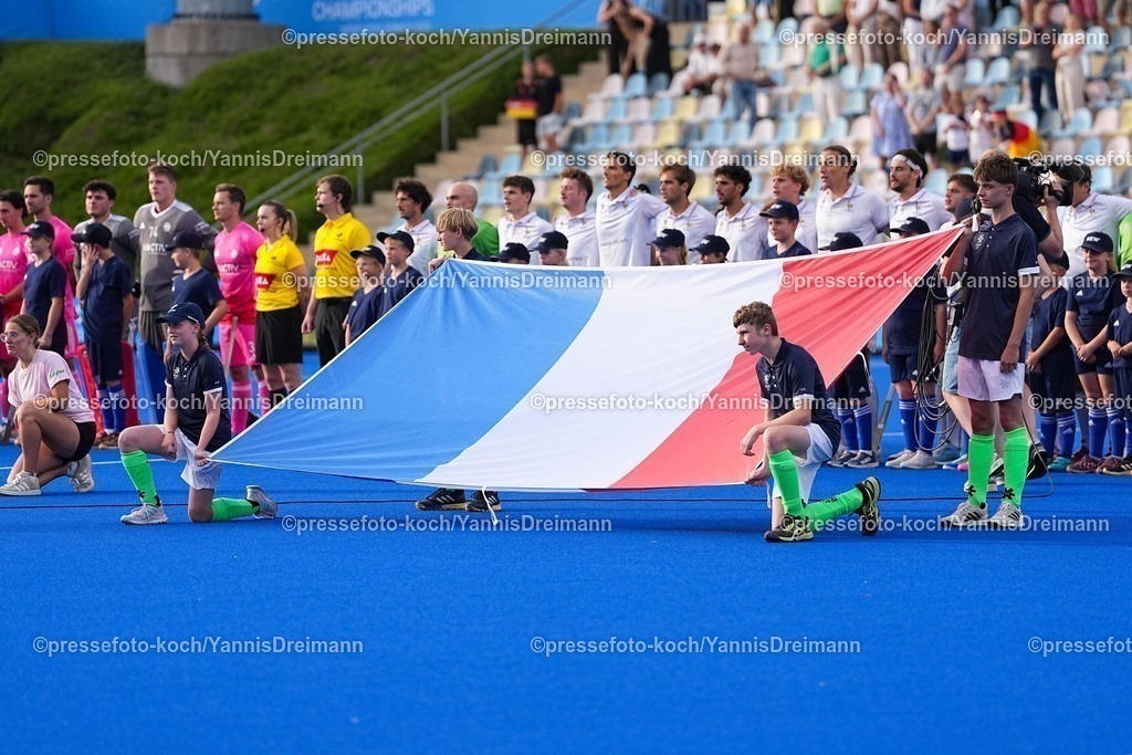 xydrx08082502012 | 08.08.2025, xydrx, Herren EuroHockey Championship 2025, Gruppenphase, Gruppe B, Deutschland - Frankreich, Sparkassenpark Mönchengladbach: Fahnenkinder halten die Französische Fahne