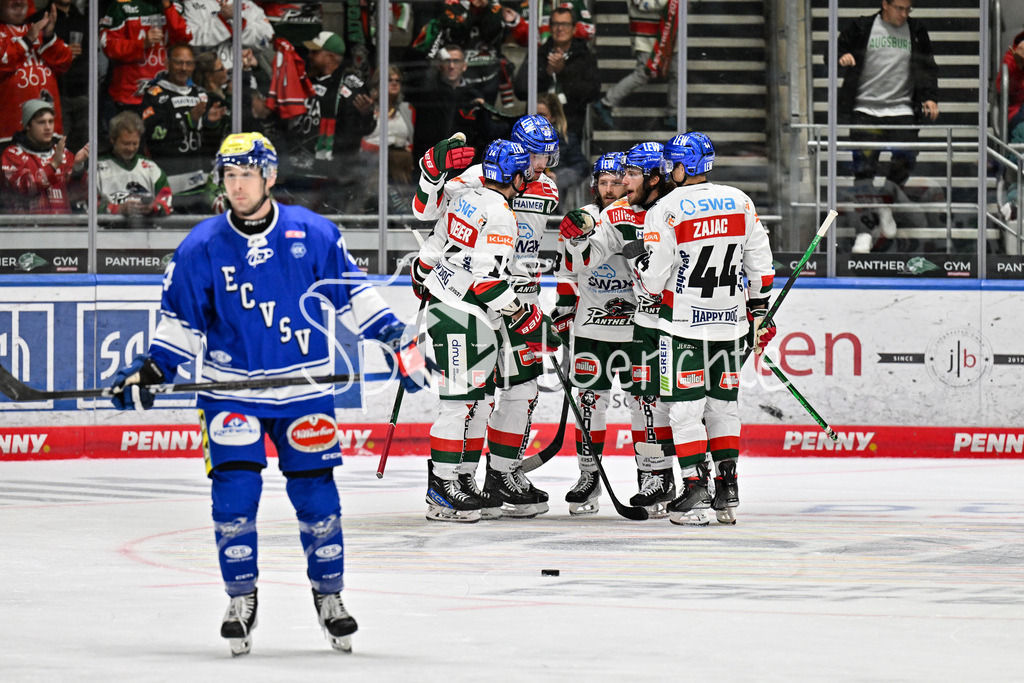 Augsburger Panther - EC VSV | Jubel der Panther nach dem Treffer zum 5-6 durch Thomas SCHEMITCH (Augsburger Panther #62) / Freude / happy / Tor / Torschuetze
