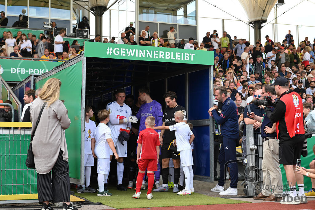 SV Atlas-Delmenhorst-Borussia Mönchengladbach | DFB-Pokal 1. Runde;SV Atlas Delmenhorst (gelb)-Borussia Mönchengladbach (schwarz) am 17.08.2025 in Oldenburg (Marschweg-Stadion), Photo: Philip Eiben 2025 - Realisiert mit Pictrs.com