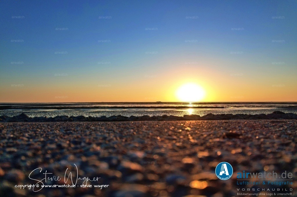 Nordsee, Nordfriesland, Beltringharderkoog, Luettmoorsee, Holmer Siel | Landgewinnung & Küstenschutz in Nordfriesland - In Nordfriesland, der Küste der Nordsee, spielt die Landgewinnung und der Küstenschutz eine bedeutende Rolle. Die Region ist geprägt von einer dynamischen Küstenlinie, die sich durch natürliche Prozesse wie die Verlandung und die Erosion des Meeresbodens verändert.