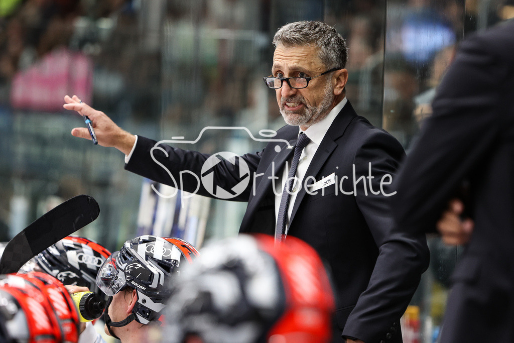 Augsburger Panther - ERC Ingolstadt | Ingolstadt Trainer Mark FRENCH in Aktion hinter der Bande