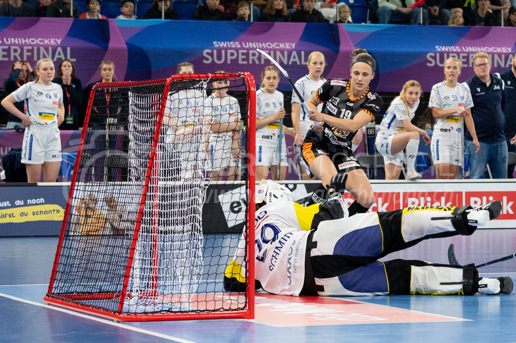 Piranha Chur vs Kloten-Dietlikon Jets - 23. April 2022 | Piranha Chur vs Kloten-Dietlikon Jets
Stimo Arena, Kloten
#29 Torhüterin Monika Schmid (Kloten-Dietlikon Jets) wehrt den Schuss von #19 Julia Suter (Piranha Chur) ab.
Bild: Sportfotografie Markus Aeschimann | www.markus-aeschimann.ch - Realisiert mit Pictrs.com