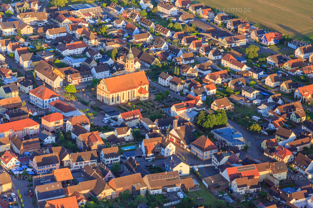 Luftbild: Pfarrkirche St. Johann Baptist und Friehof im Ortszentrum in Ringsheim im Bundesland Baden-Württemberg in Deutschland.Foto: IMG_147975.jpg vom 30.05.2025 durch Werner Riehm/FLY-FOTO.deWWW.SE-RUST.DEGemeinde Ringsheim