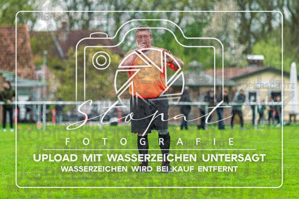 DZC_0584-Verbessert-RR | Adam Labus (Schiedsrichter) beim Damen Kreispokal Halbfinale HK/CE zwischen SG Fulde und SG Wohlde/Sudwinsen im Fulder Zentralstadion, Fulde (Simon Paul Stopat) - Realisiert mit Pictrs.com