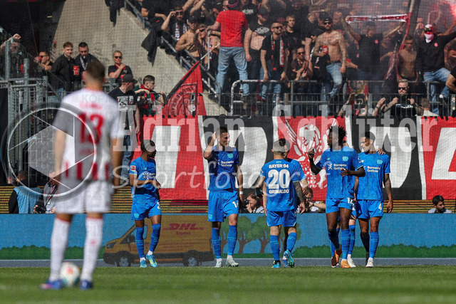 25.04.2026, GER, Fussball, Herren, 1. BL, Saison 2025/2026, 1. FC Köln - Bayer 04 Leverkusen | Patrick Schick (Bayer 04 Leverkusen) Torjubel, jubelt mit seiner Mannschaft nach dem Treffer zum 0:1 