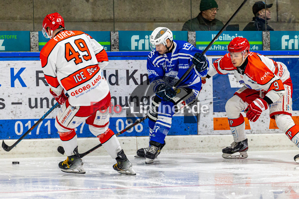 Achtelfinale Spiel 1 SC Forst vs EV Pegnitz ICE DOGS | Eishockey Landesliga Playoffs 2023/2024, Achtelfinale Spiel 1 SC Forst vs EV Pegnitz ICE DOGS, 20240218,
Sebastian SCHATTMAIER (Nature Boyz 27) in Aktion,
2024-02-18 in Peißenberg (Eisstadion)
49 Ales FURCH (ICE DOGS 49), 9 Alexander DIEL (ICE DOGS 9), 27 Sebastian SCHATTMAIER (Nature Boyz 27)
Copyright: WolfgangxLindner foto-lindner.de