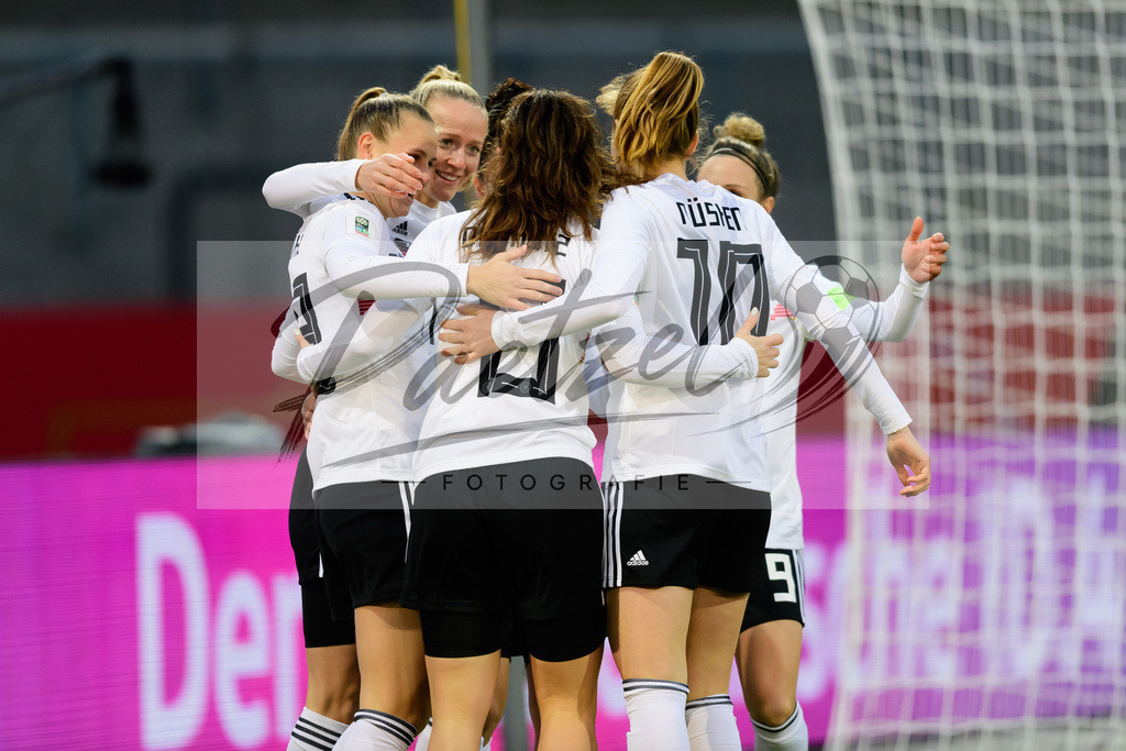 GERTUR20211126_099 | Fussball, Frauen: Lea Schueller (Germany) Torjubel, jubelt mit ihrer Mannschaft nach dem Treffer zum 1:0 bei dem Spiel der WM-Qualifikation zwischen Deutschland und Tuerkei im Eintracht-Stadion am 26.11.2021 in Braunschweig, Deutschland. - Realisiert mit Pictrs.com