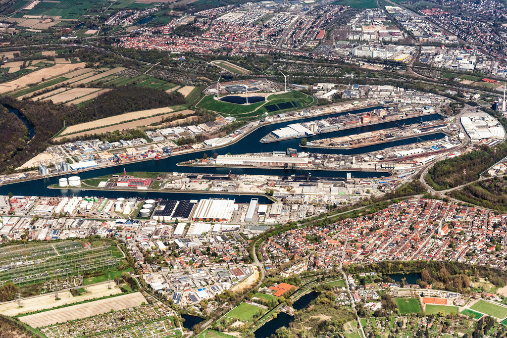dr__0022393.jpg | KARLSRUHE 11.04.2019 Kaianlagen und Schiffs- Anlegestellen am Hafenbecken des Binnenhafen Rheinhafen Karlsruhe in Karlsruhe im Bundesland Baden-Württemberg, Deutschland. // Quays and boat moorings at the port of the inland port Rheinhafen Karlsruhe in Karlsruhe in the state Baden-Wurttemberg, Germany. Foto: Daniel Reiter