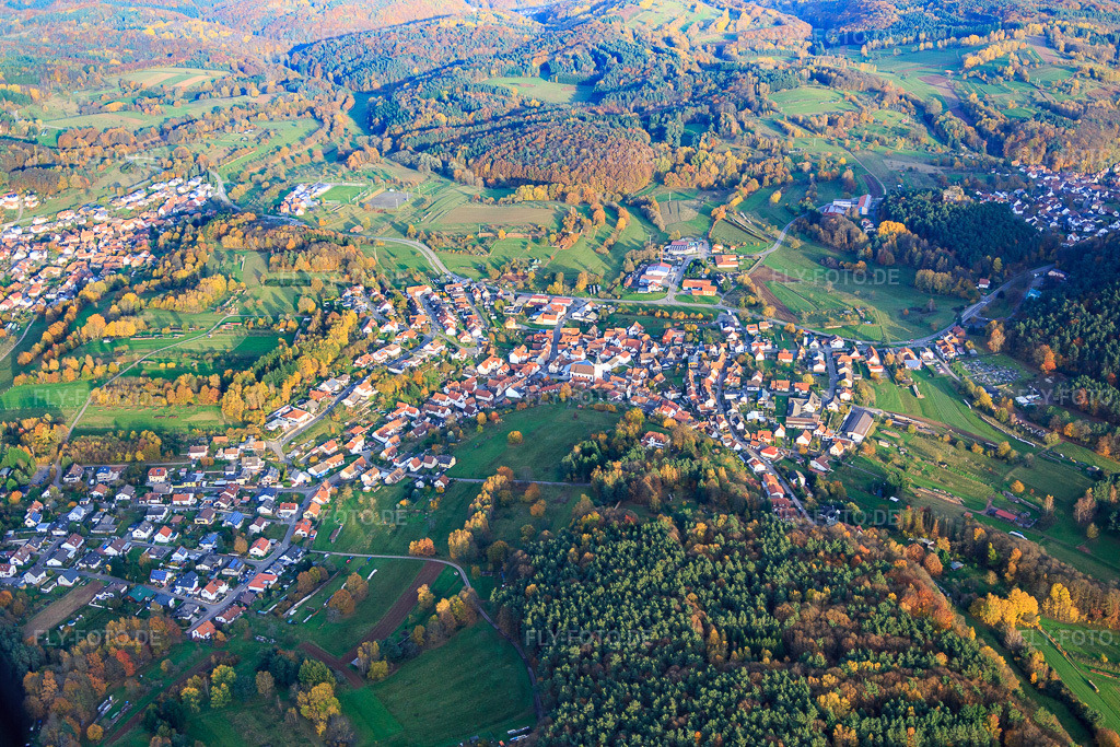 Luftbild: Ortsansicht von Südwesten im Ortsteil Gossersweiler in Gossersweiler-Stein im Bundesland Rheinland-Pfalz in Deutschland. Foto: IMG_076391.jpg vom 09.11.2014 durch Werner Riehm/FLY-FOTO.deAuflösung des Originals: 5472 x 3648 px