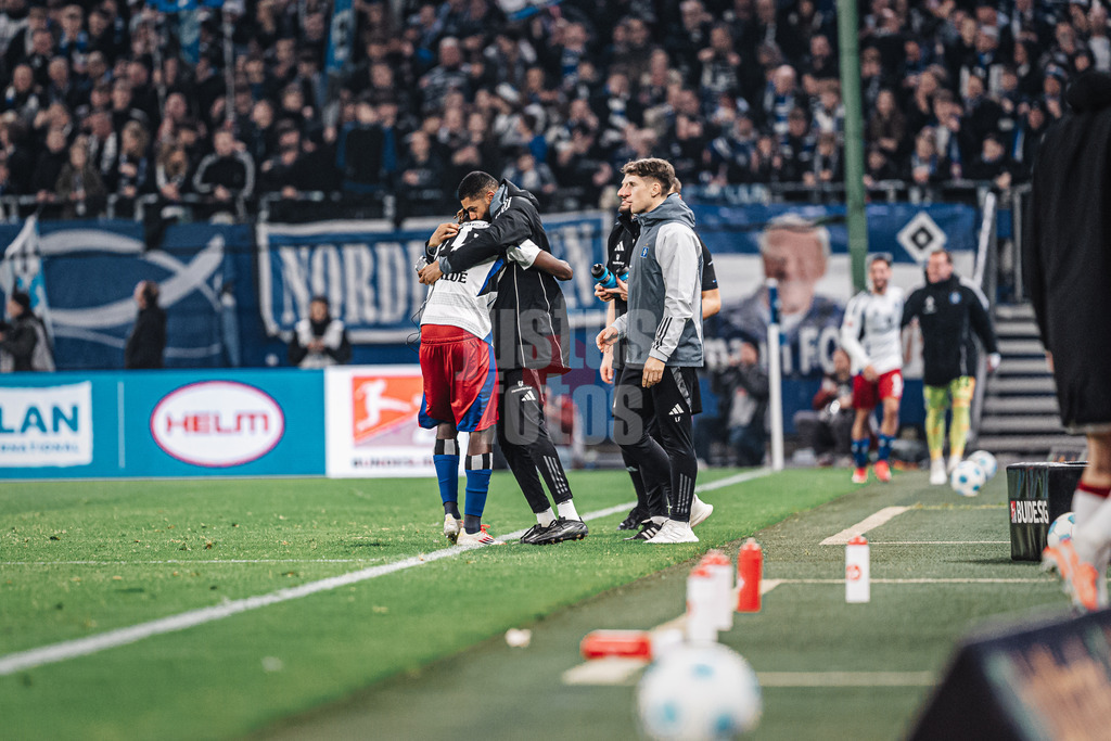 Fußball | Männer | Saison 2024/2025 | 2. Fußball-Bundesliga | 23. Spieltag | Hamburger SV vs. 1. FC Kaiserslautern | 21.02.2025 | v.l. Torjubel von Fabio Balde (#45, HSV) in den Armen von Co-Trainer Richard Krohn und Loic Fave (HSV)