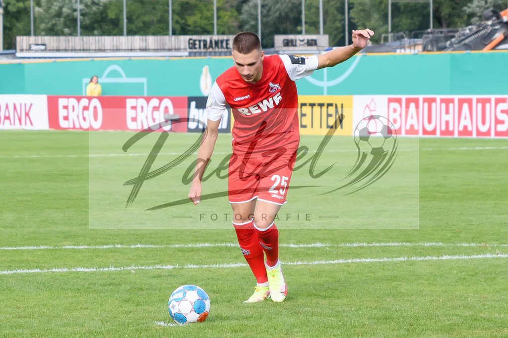 JENKOE20210808_092 | Fussball, Herren: Tim Lemperle (1. FC Koeln) in Aktion, am Ball, Einzelaktion beim Spiel der 1. Runde im DFB-Pokal zwischen FC Carl Zeiss Jena und 1. FC Koeln im Ernst-Abbe-Sportfeld am 08.08.2021 in Jena, Deutschland.DFB / DFL REGULATIONS PROHIBIT ANY USE OF PHOTOGRAPHS AS IMAGE SEQUENCES AND/OR QUASI-VIDEO. - Realisiert mit Pictrs.com